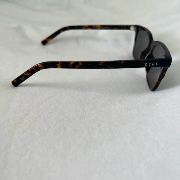 DIFF Billie Shadow Tortoise Grey Polarized Sunglasses Unisex - Picture 15 of 15
